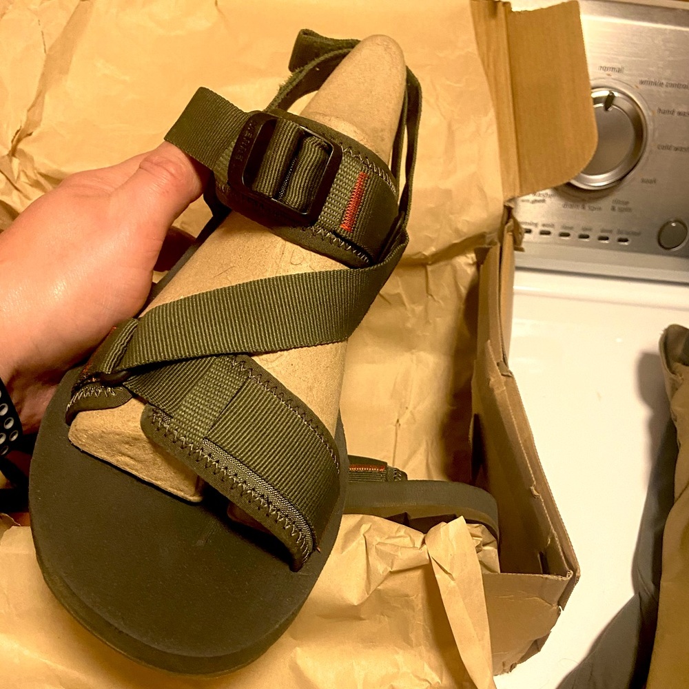 Perfectly UN-worn Merrell sandals,